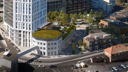 Kontor med taghave, byliv og havneudsigt