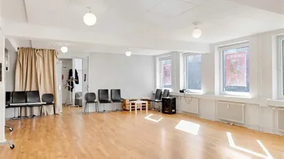 Mellem byens caféliv og havnens bølgeskvulp